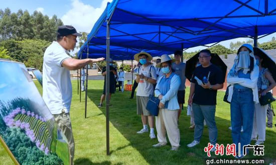 圖為鵬利隆生態(tài)園負責人向媒體介紹園區(qū)的建設情況。 作者 顏新陽攝